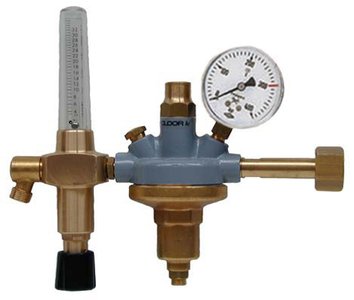 Pressure regulator ECO for shielding gas with integrated gas economizer