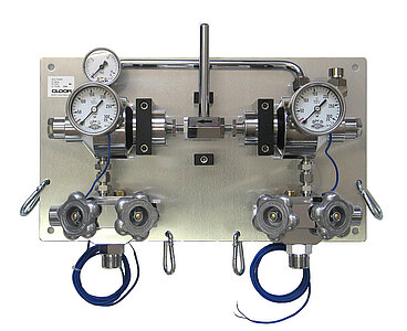 Automatic change-over switching station for high flow rate and for the connection of 2 x 2 cylinders or cylinder racks