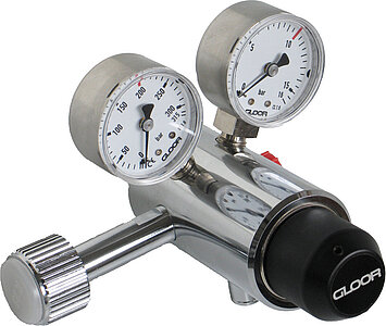 Two-stage pressure reducing valve for cylinder connection with very high pressure constancy