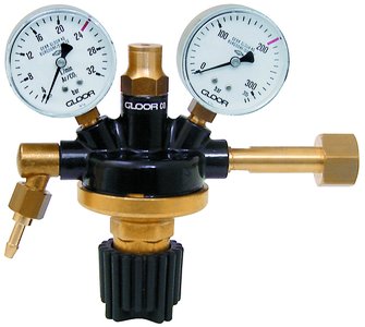 Pressure regulator with flow gauge