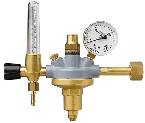 Pressure regulator with flowmeter