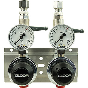 Take-off station for one or two gases, mounted on wall bracket and including pipeline shut-off valves